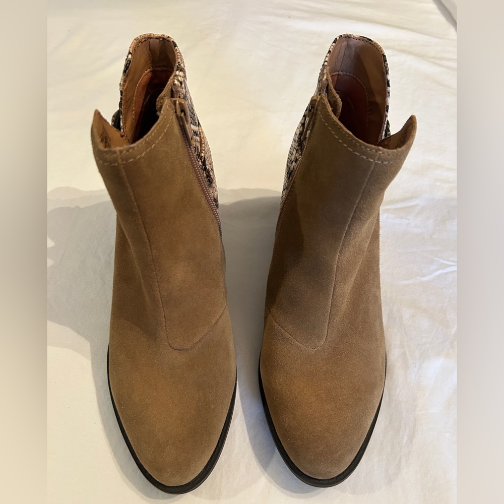Vionic Naomi Tan Suede Ankle Booties size 8M